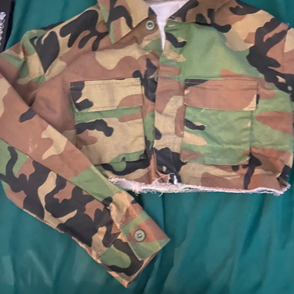 Camo Women’s Crop Jacket